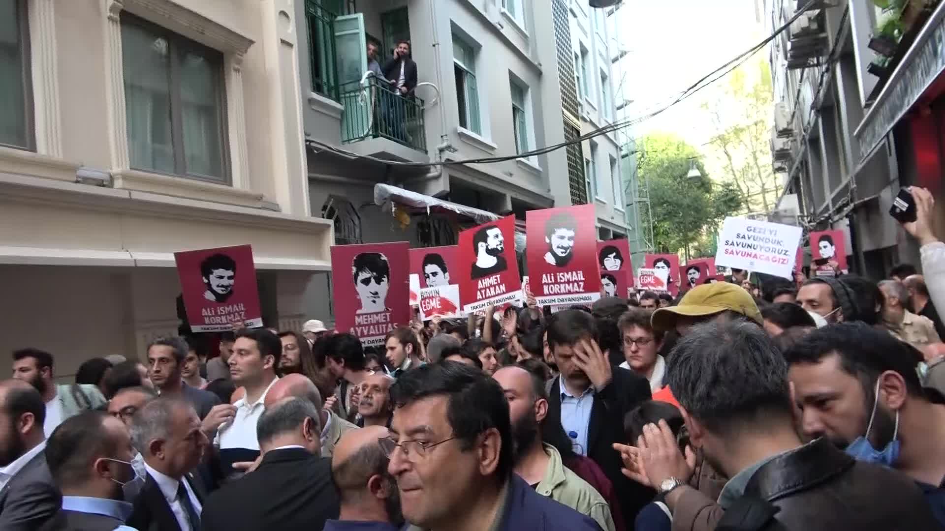 GEZİ DAVASI’NDA VERİLEN CEZALAR TAKSİM’DE PROTESTO EDİLDİ
