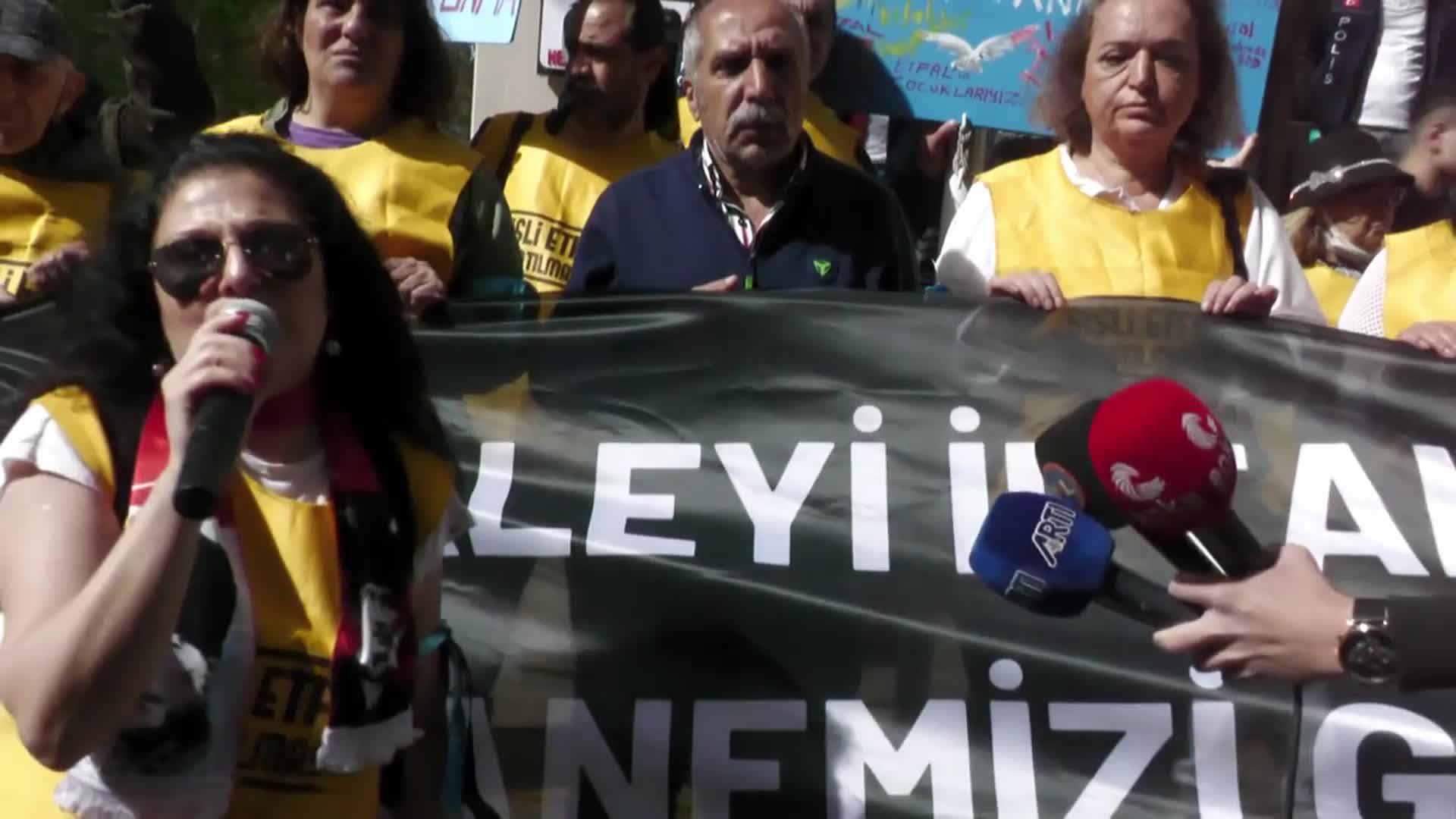 DEPREME DAYANIKSIZ OLDUĞU GEREKÇESİYLE BOŞALTILAN ŞİŞLİ ETFAL İÇİN TADİLAT İHALESİNE ÇIKILMASI PROTESTO EDİLDİ