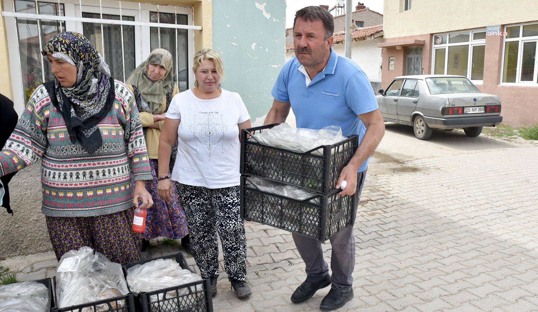 TEPEBAŞI BELEDİYESİ'NDEN ÜRETİCİYE 25 BİN ÇİLEK FİDESİ DESTEĞİ DAHA