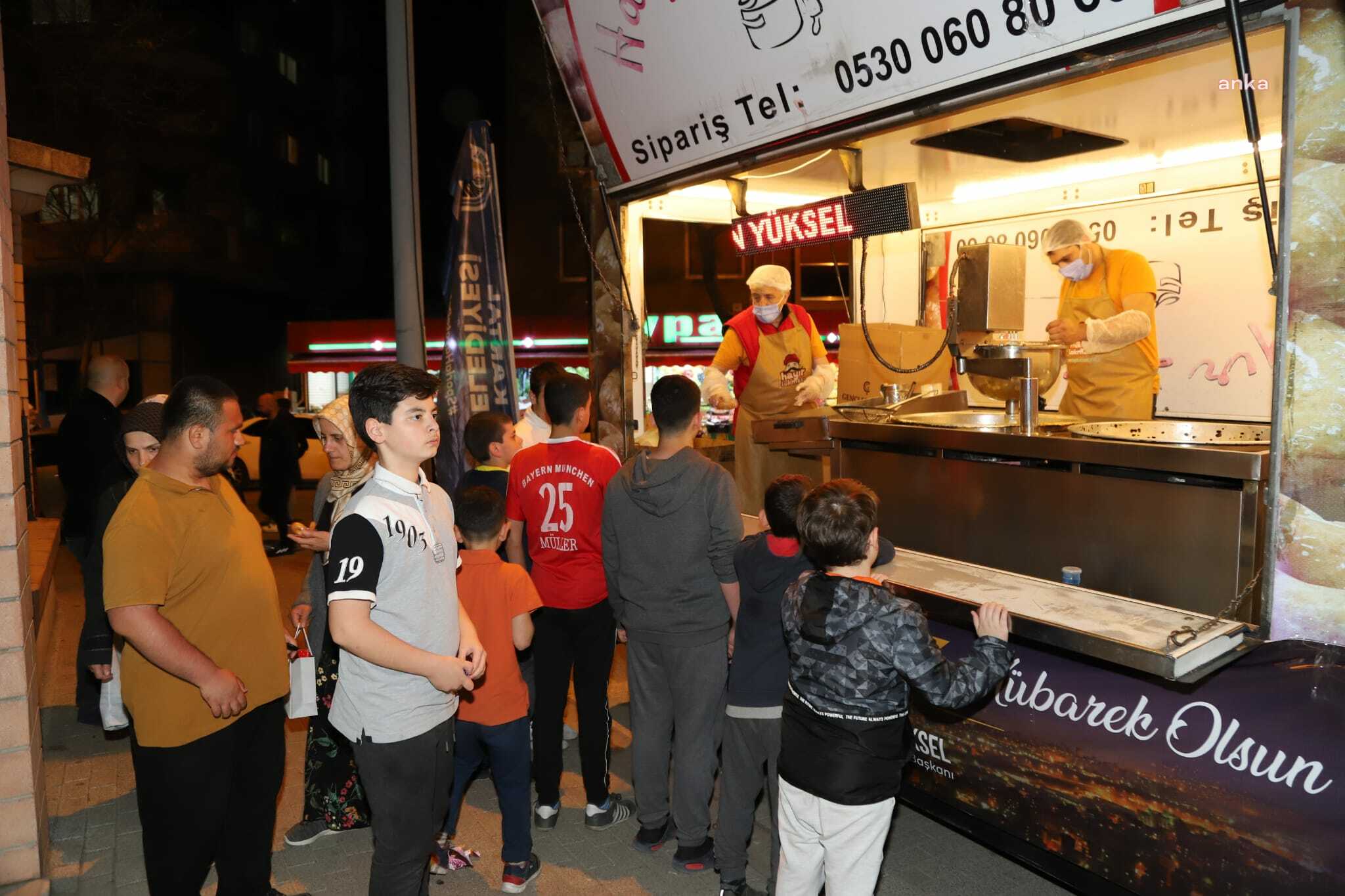 KARTAL BELEDİYESİ KADİR GECESİ DOLAYISIYLA VATANDAŞLARA LOKMA İKRAM ETTİ