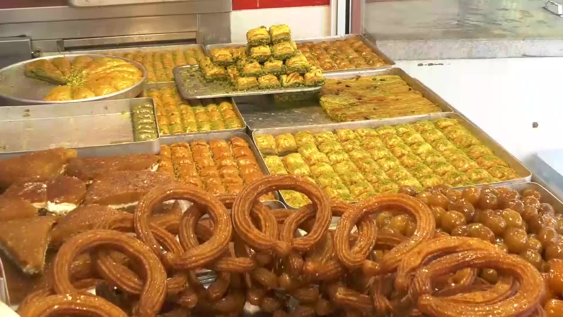 BAYRAMIN TADI KAÇTI, BAKLAVA LÜKS OLDU: "KİLOYLA BAKLAVA ALMAK MAZİYE KARIŞTI. İNSANLAR TANEYLE ALIYOR"