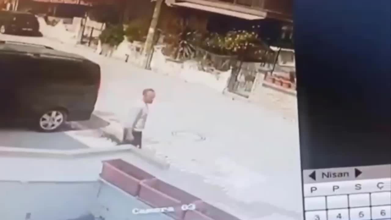 İZMİR'DE SU SAYACI HIRSIZLARI YAKALANDI