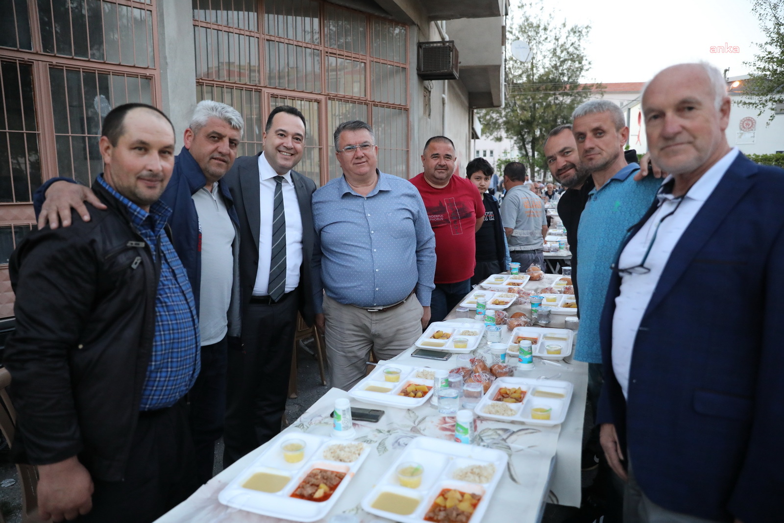 ŞEYHİSA VE REŞATBEY MAHALLELERİ, AKHİSAR BELEDİYESİ'NİN İFTAR SOFRALARINDA BULUŞTU