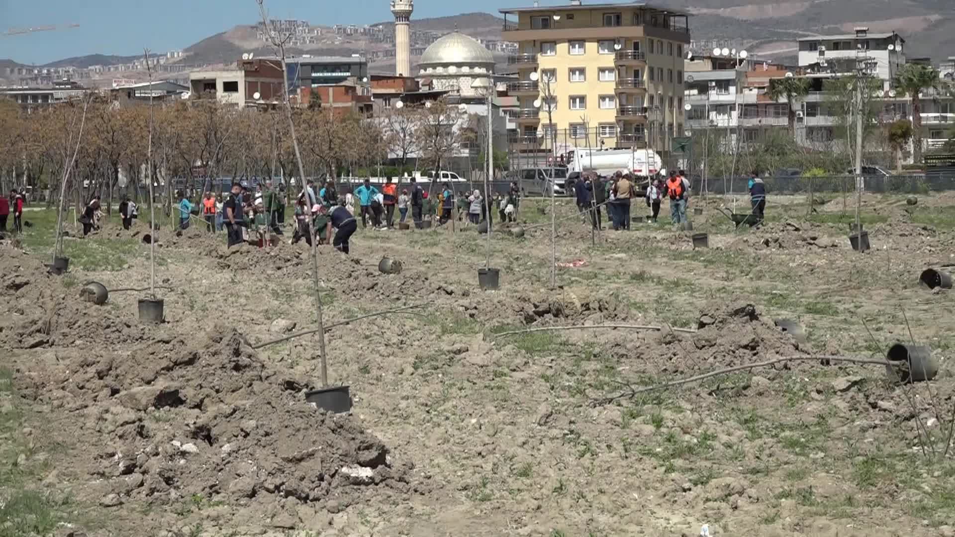 BORNOVA BELEDİYESİ’NDEN KARACAOĞLAN MAHALLESİ’NE FİDAN DİKİMİ