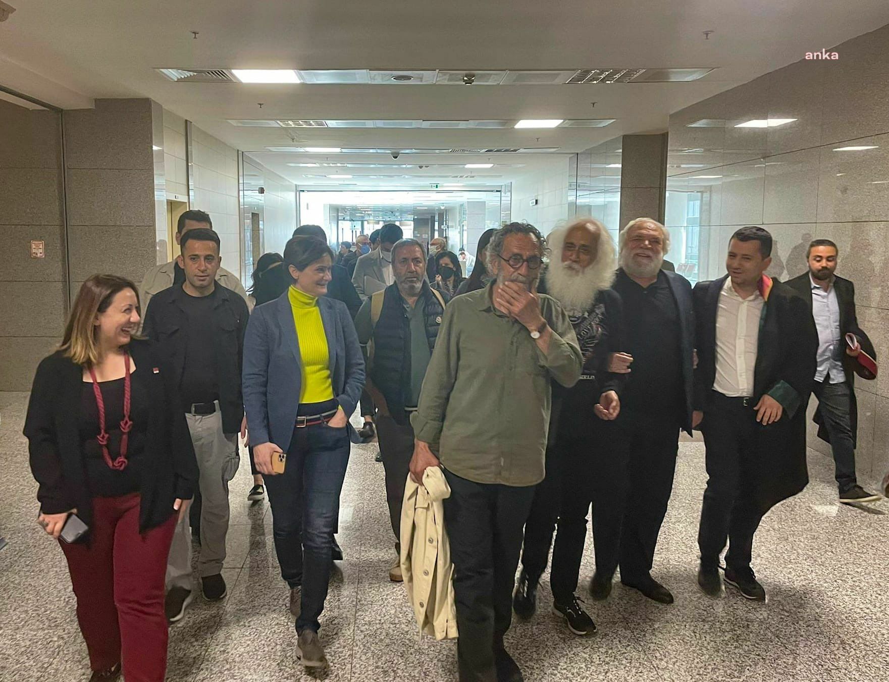 EŞBER YAĞMURDERELİ "TERÖR ÖRGÜTÜ PROPAGANDASI YAPMAK" SUÇUNDAN BERAAT ETTİ