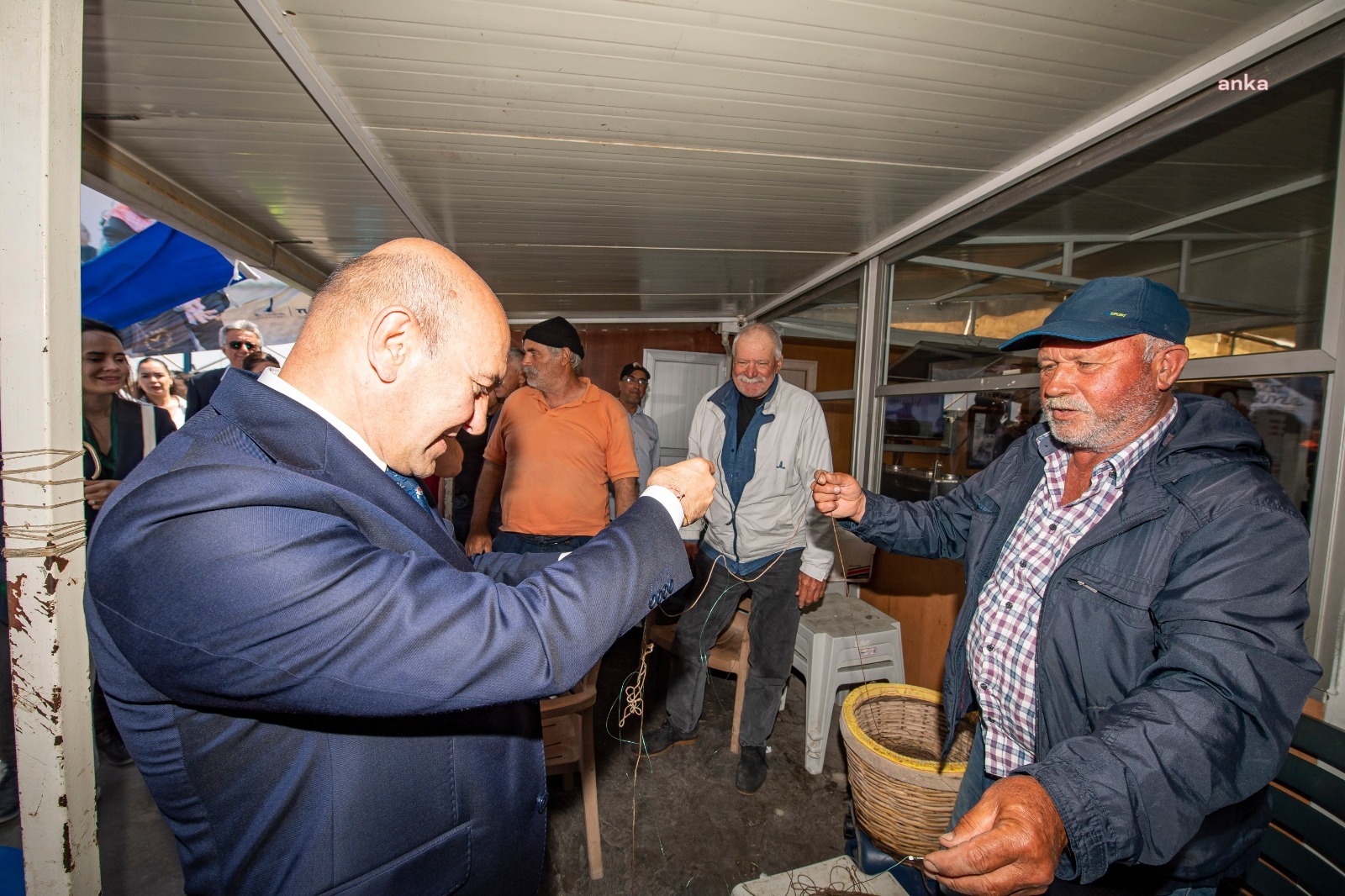 İZMİR BÜYÜKŞEHİR BELEDİYESİ'NDEN BALIKÇILARA TEKNE BAKIM MALZEMESİ DESTEĞİ