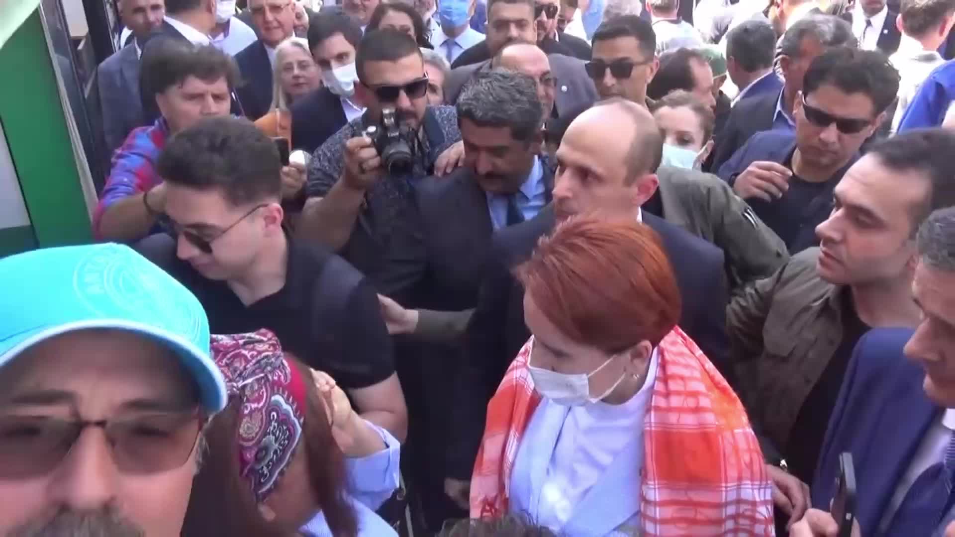 ANTALYALI KADIN ÇİFTÇİDEN AKŞENER'E: “SEN BİZİM UMUDUMUZSUN; LÜTFEN SESİMİZ OL, HER ŞEYİMİZ OL MERAL HANIM"