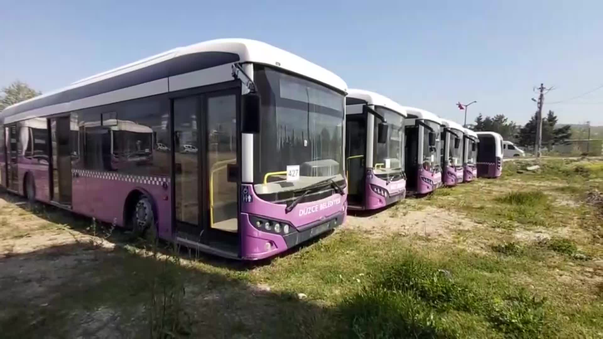 AKP'Lİ DÜZCE BELEDİYESİ'NE AİT 30'DAN FAZLA BELEDİYE OTOBÜSÜ, BOŞ ALANA ÇEKİLİP HİZMET DIŞI BIRAKILDI