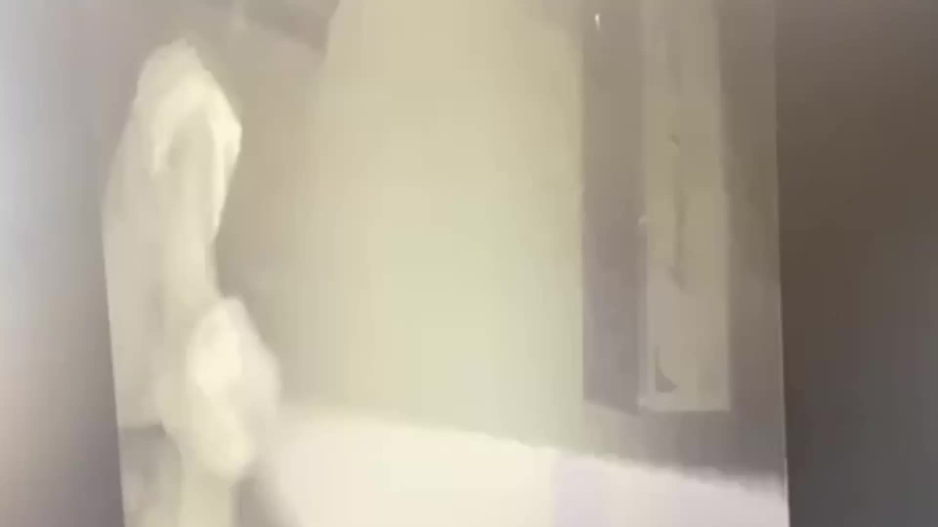 GÜVENLİK KAMERALARINI ETKİSİZ HALE GETİRİP KUYUMCUYU SOYDULAR