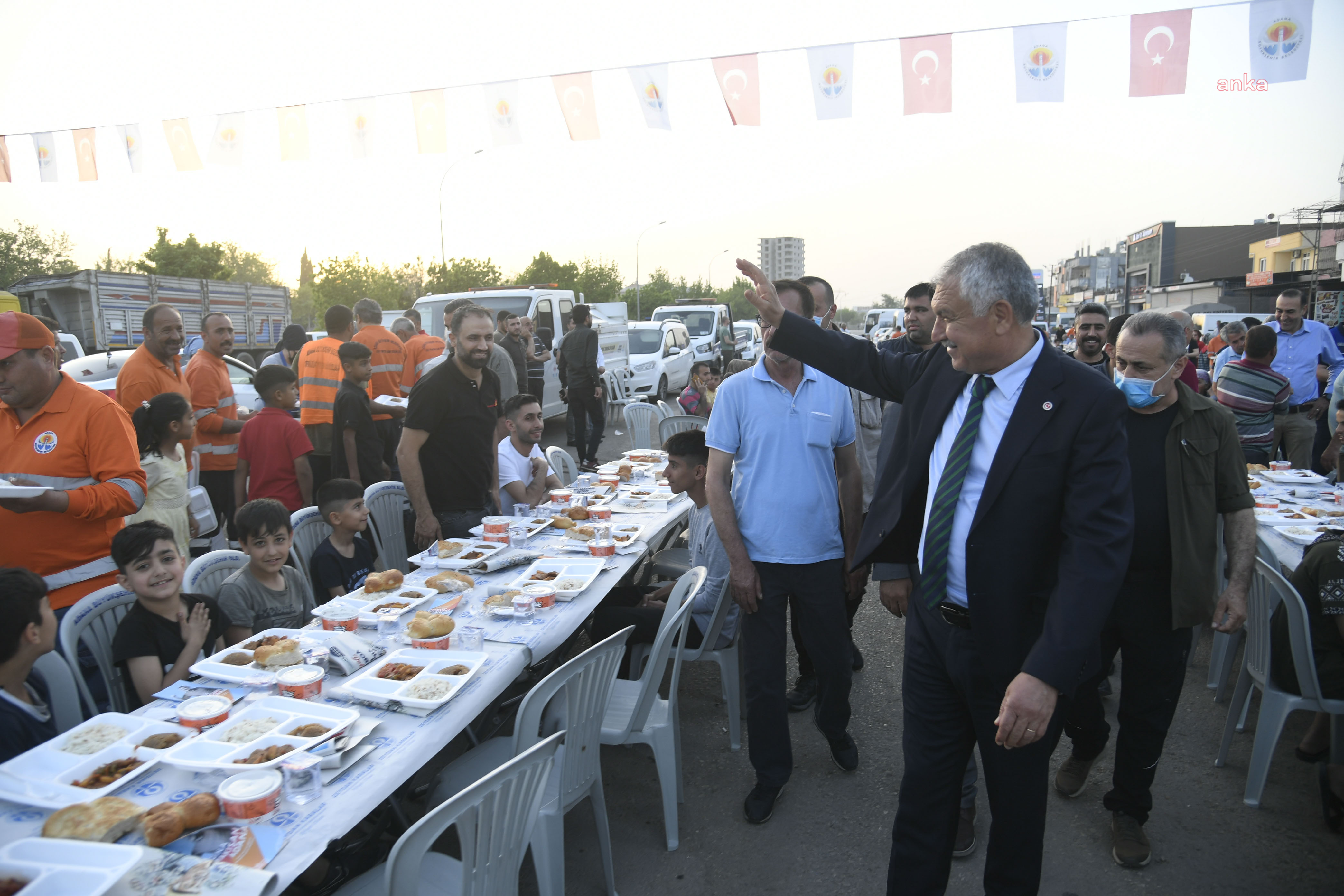 ADANA BÜYÜKŞEHİR BELEDİYE BAŞKANI KARALAR İKİ MAHALLEDE İFTAR PROGRAMINA KATILDI