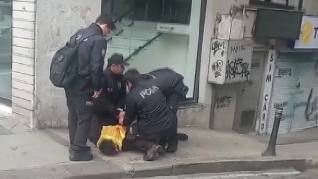 1 MAYIS İÇİN TAKSİM'E ÇIKMAK İSTEYEN GRUPLARA POLİS MÜDAHALE ETTİ. ÇOK SAYIDA KİŞİ GÖZALTINA ALINDI