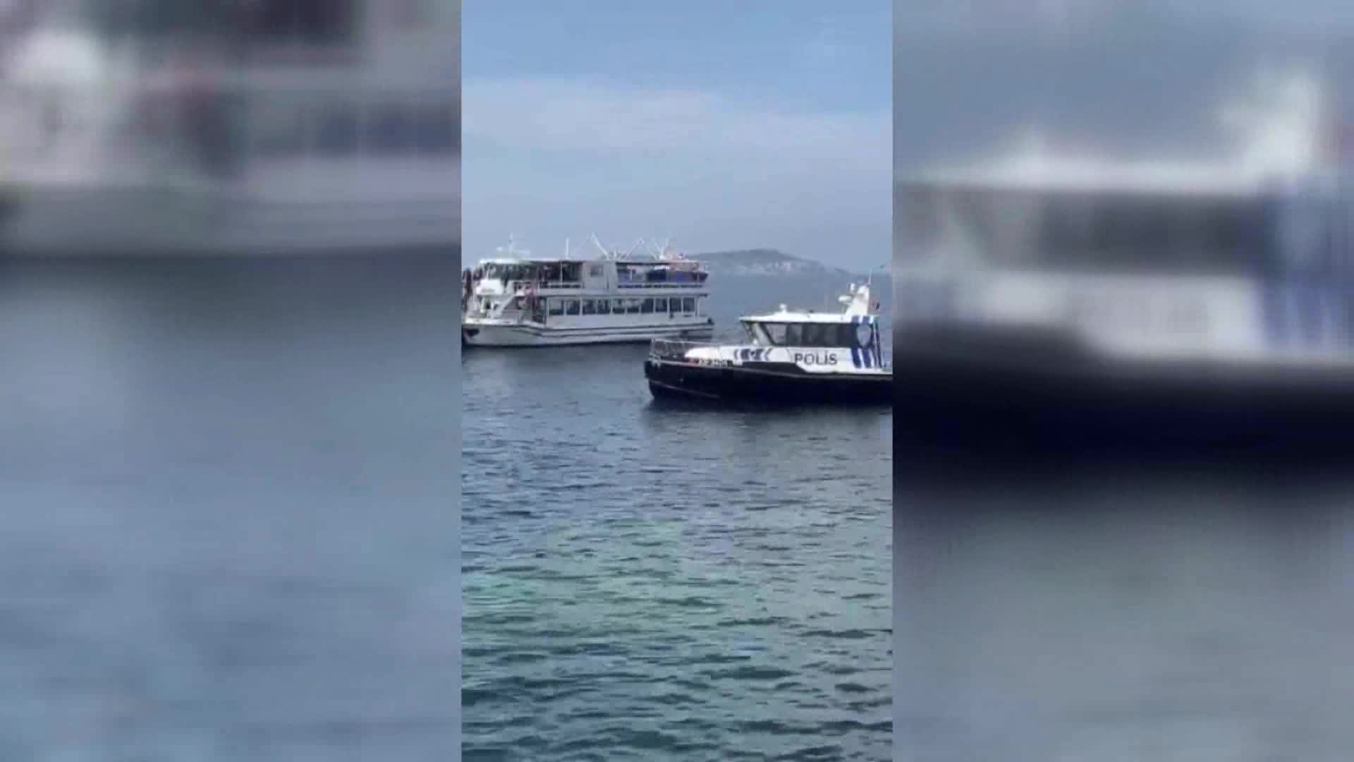 POLİS ADALAR BELEDİYESİ'NİN TEKNESİNİN MALTEPE'YE YANAŞMASINA İZİN VERMEDİ. CHP ADALAR İLÇE BAŞKANI AKPOLAT YÜZEREK KIYIYA ÇIKTI