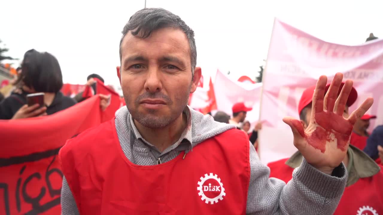 ANKARA'DAKİ 1 MAYIS KUTLAMASINDA ARBEDE: "TELSİZLERLE VURUP KAFAMIZI YARDILAR"