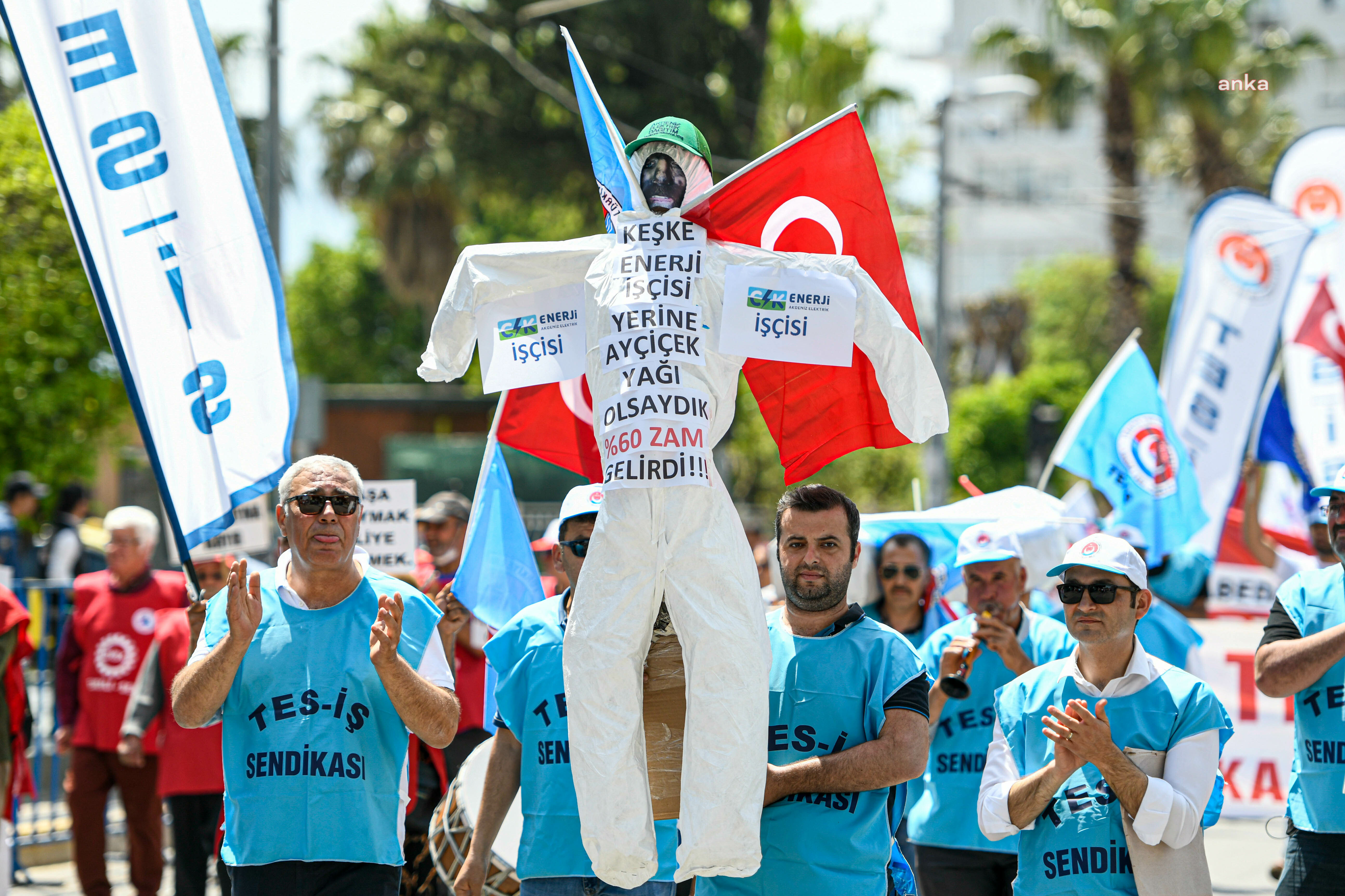 ANTALYA'DAKİ 1 MAYIS ÇOŞKUYLA KUTLANDI, GÜNDEMDE HAYAT PAHALILIĞI VARDI