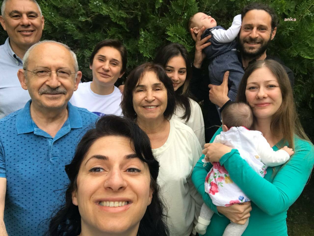 KILIÇDAROĞLU'NDAN AİLESİYLE BAYRAM SELFİSİ