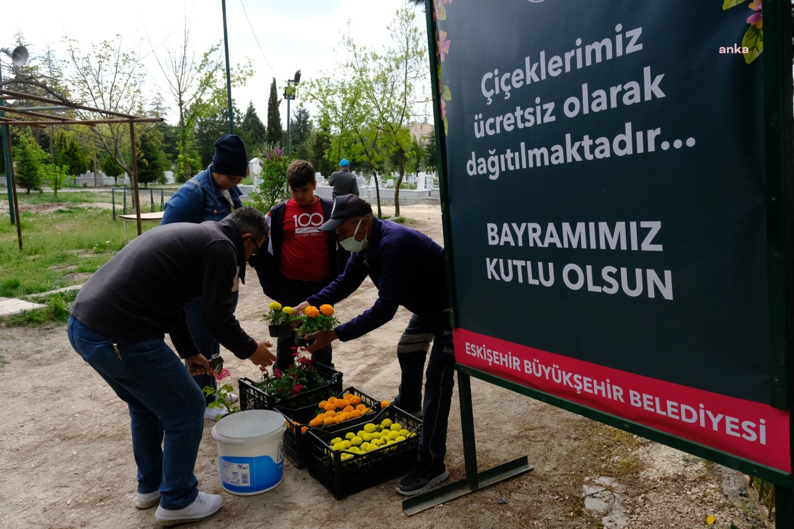 ESKİŞEHİR BÜYÜKŞEHİR, ON BİNLERCE ÇİÇEK DAĞITTI