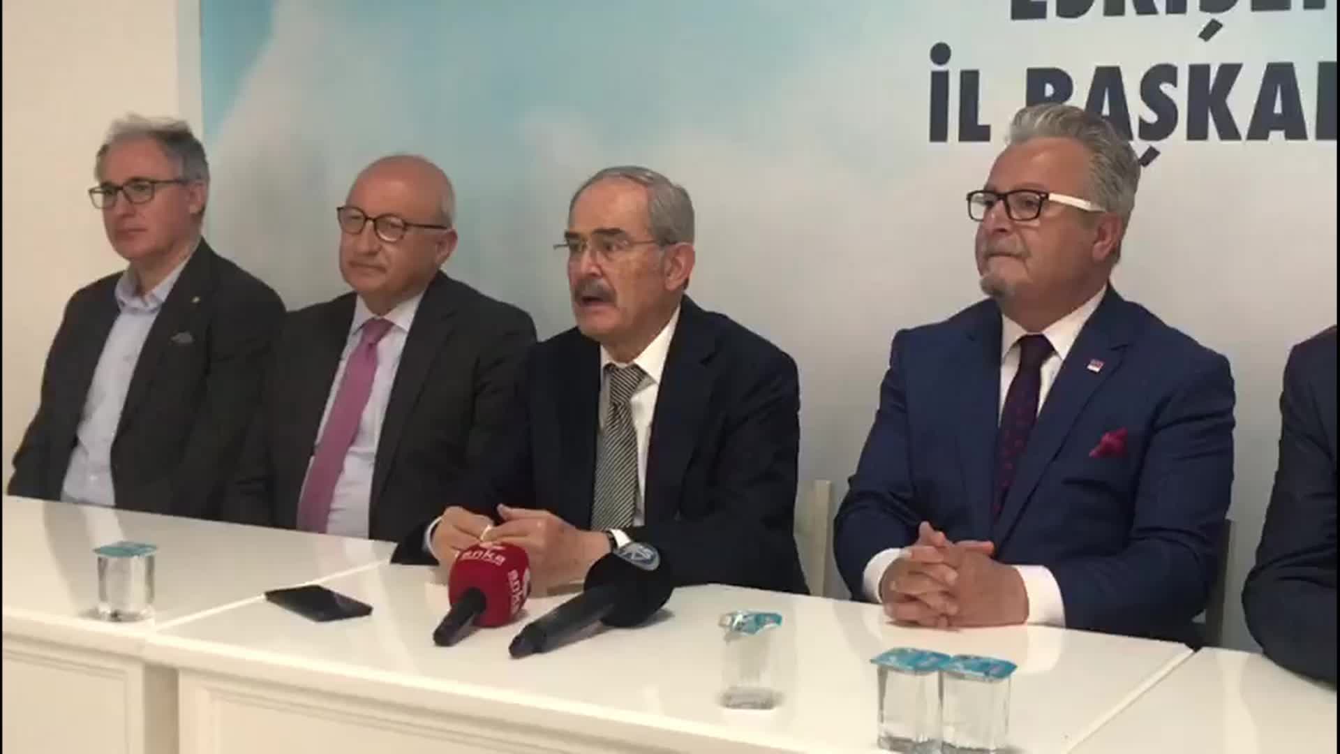 CHP ESKİŞEHİR İL BAŞKANLIĞI'NDA BAYRAMLAŞMA... ÇAKIRÖZER: "EMEKLİYİ BAYRAMDA TORUNUNA HARÇLIK VEREMEZ HALE GETİRDİLER"