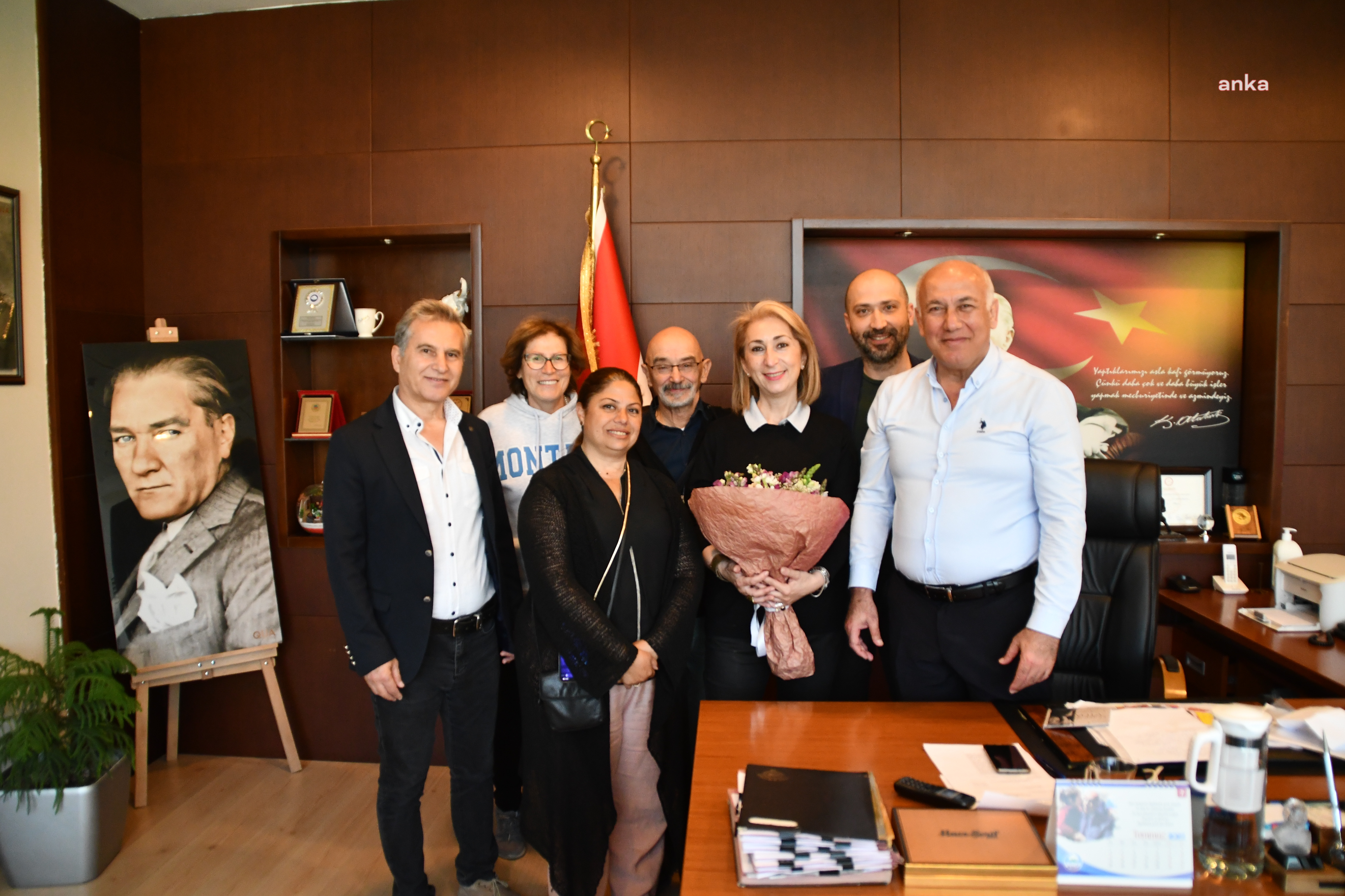 ÜNLÜ SANATÇI ALEXANDRA GRAVAS, ATALARININ İZLERİNİ, SÖKE’DE BULDU