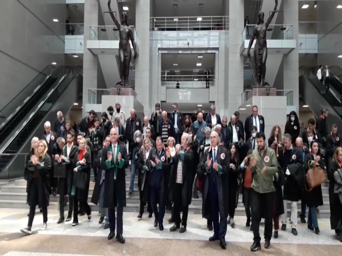 GEZİ PARKI DAVASINDA HAPİS CEZASINA ÇARPTIRILANLAR İÇİN ADALET NÖBETİ: "TÜRKİYE, İNSAN HAKLARINA SAYGILI, SOSYAL BİR HUKUK DEVLETİ OLMA NİTELİĞİNİ KAYBETMİŞTİR"