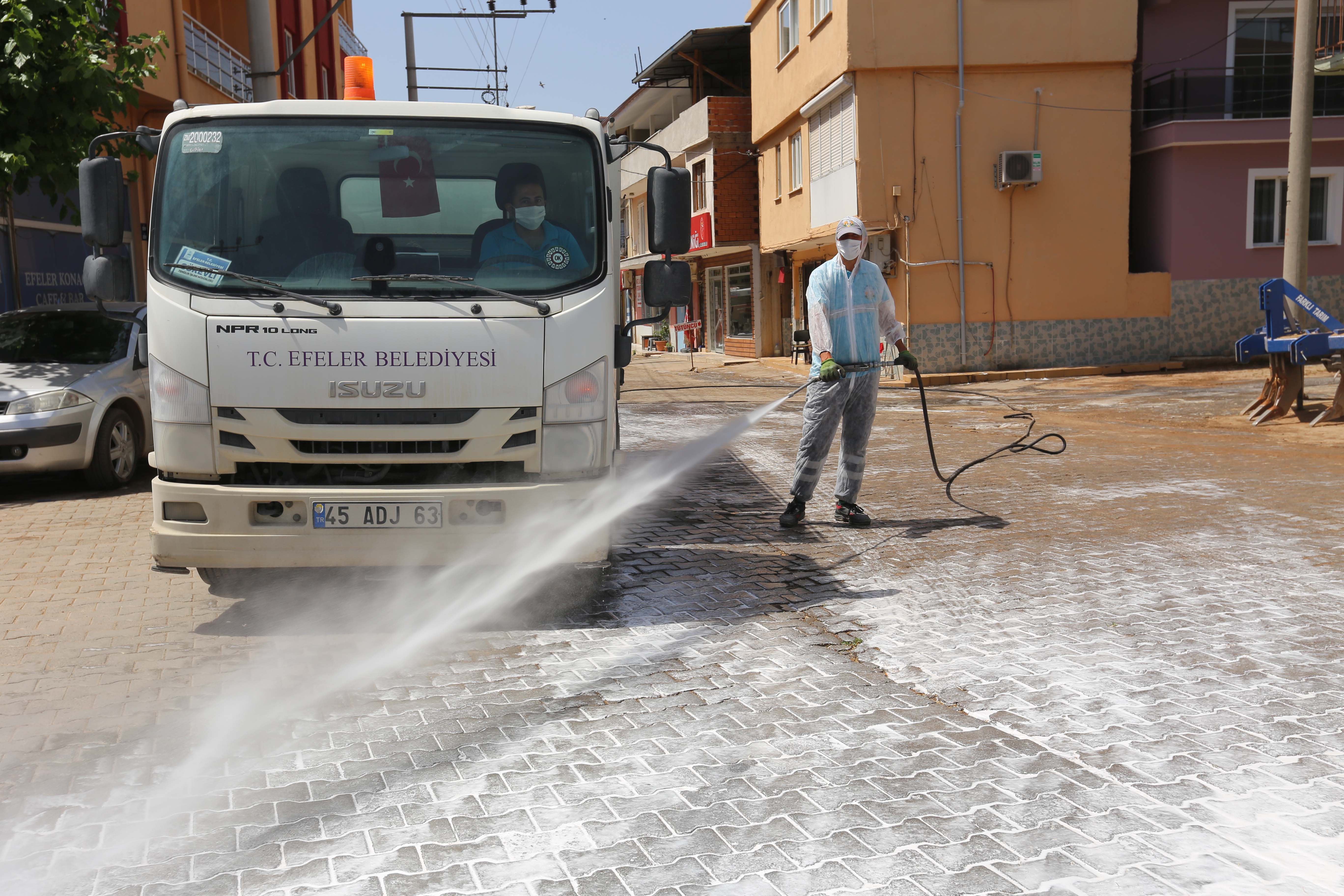 EFELER’DEKİ SOKAK VE KALDIRIMLAR KÖPÜKLÜ SUYLA YIKANIYOR