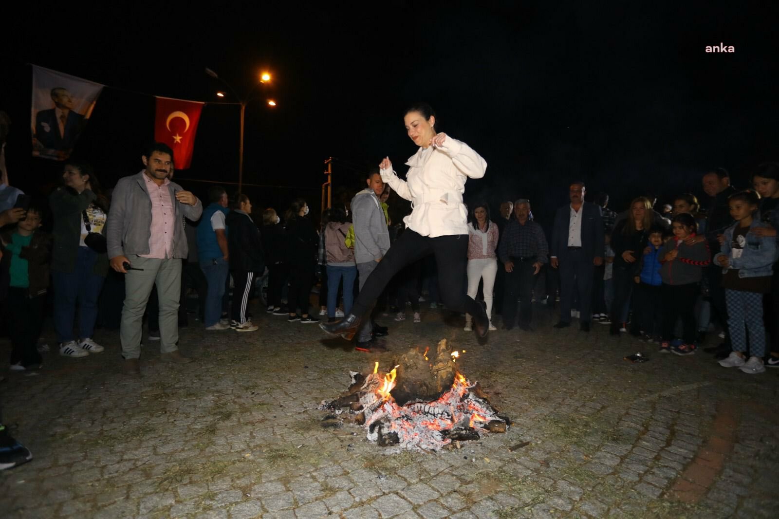 EFES SELÇUK’TA HIDIRELLEZ ATEŞİ YANDI
