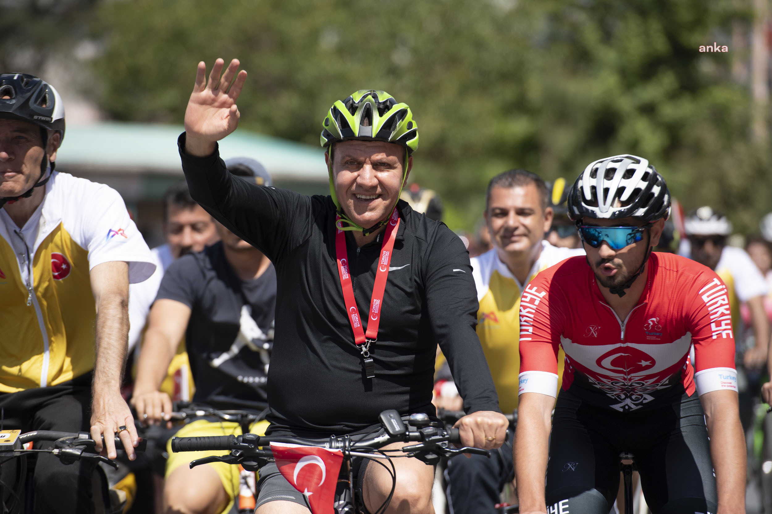 VAHAP SEÇER, BİSİKLETSEVERLERLE ‘KLEOPATRA BİSİKLET FESTİVALİ’NDE PEDAL ÇEVİRDİ