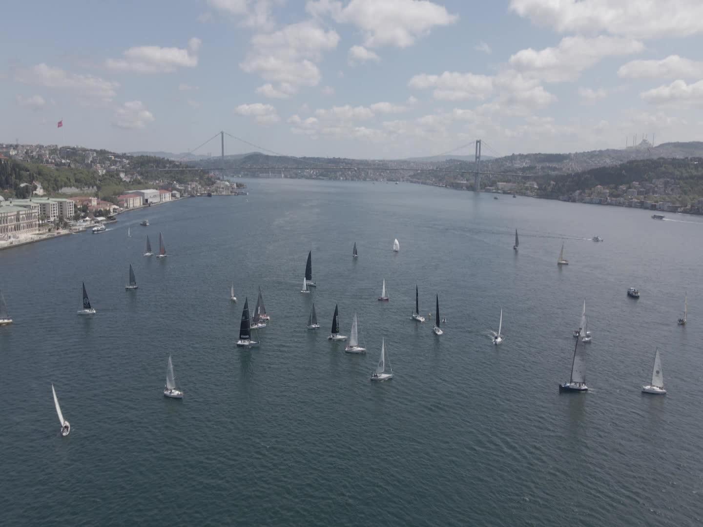 İSTANBUL BOĞAZI'NDA YILIN İLK YARIŞI, 50'Yİ AŞKIN YELKENLİYLE START ALDI