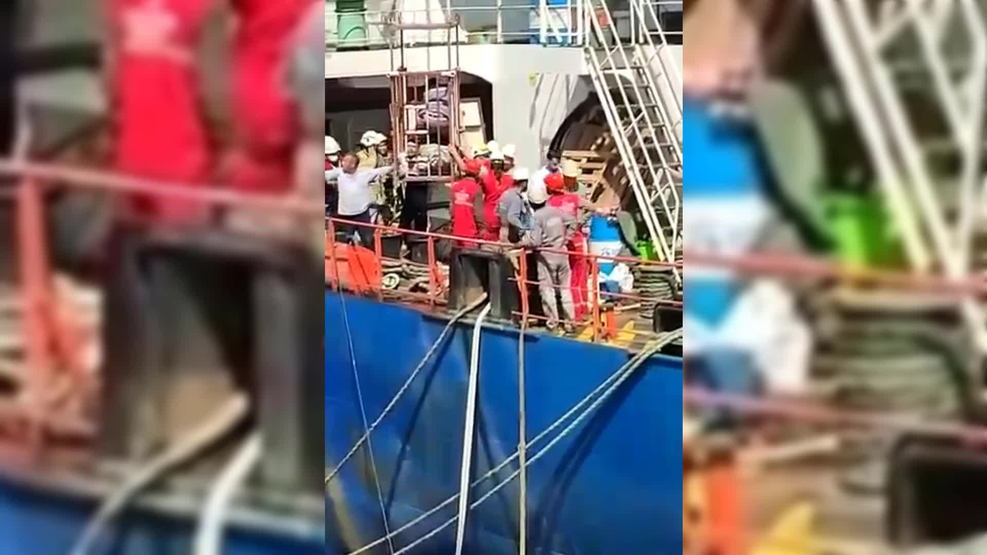 TUZLA TERSANESİNDE ZEHİRLENEN İŞÇİLERİN VİNÇLE AMBULANSA TAŞINMASI TEPKİ ÇEKTİ