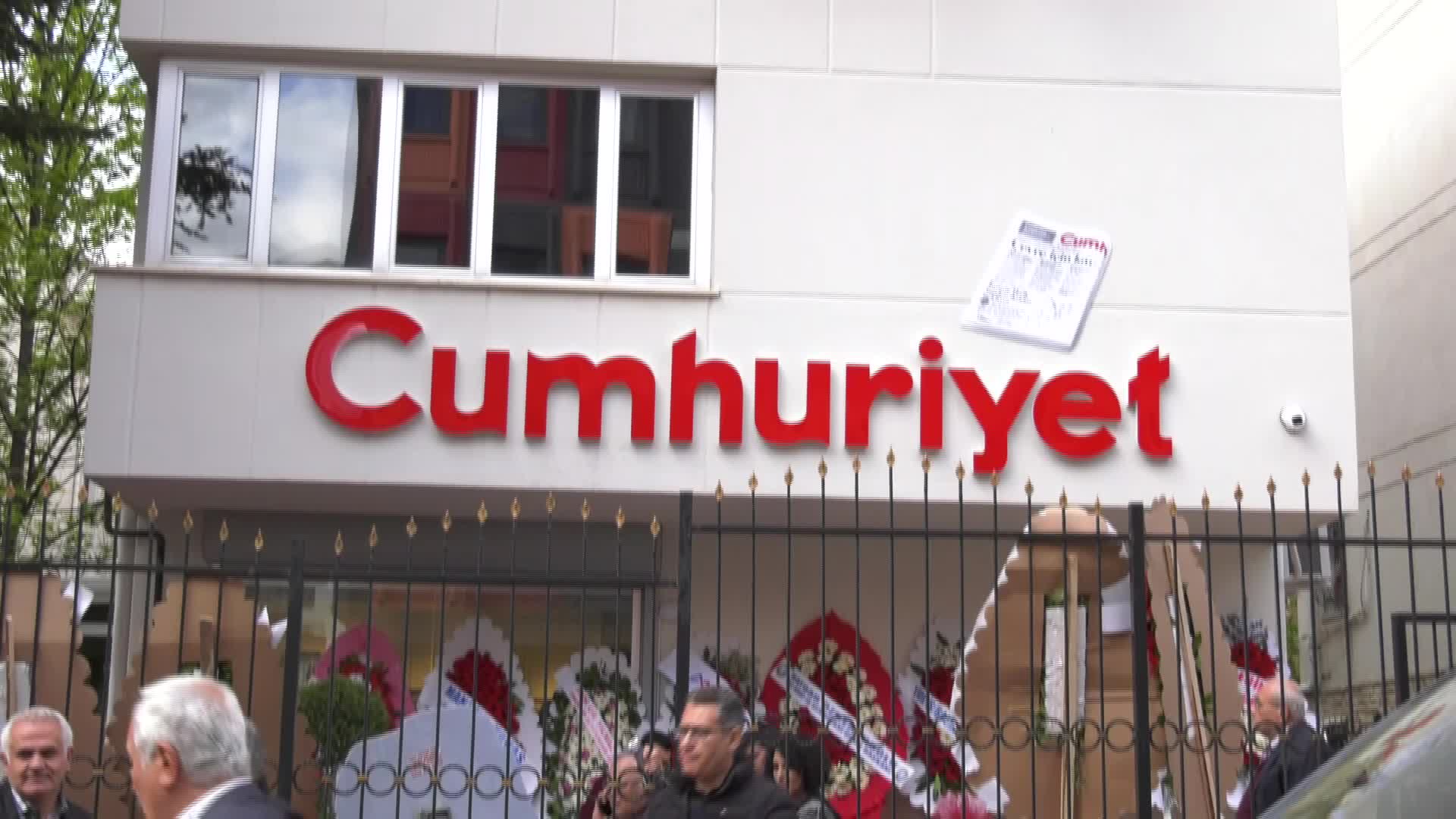 CUMHURİYET GAZETESİ 98 YAŞINDA... ALEV COŞKUN: "MUMCU NE DİYORDU 'EY HALKIM, UNUTMA BİZİ', ŞİMDİ BU GAZETENİN MUTFAĞINDA ONU UNUTMAYAN GENÇLER VAR"