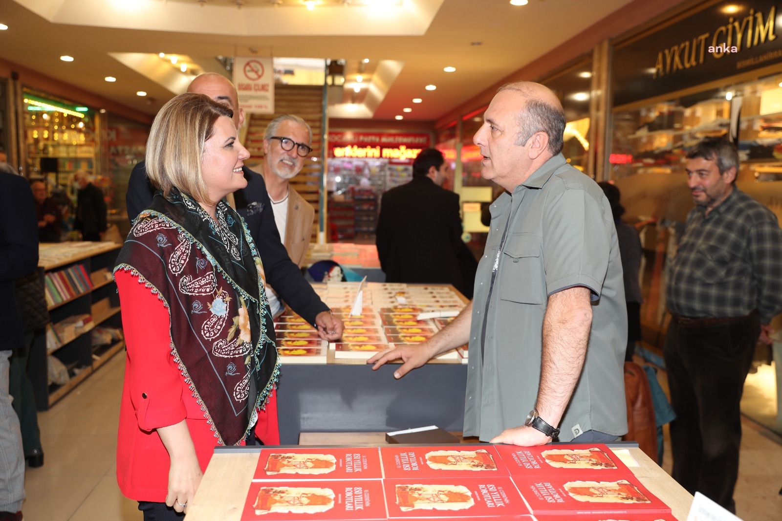 İZMİT BELEDİYE BAŞKANI HÜRRİYET İMZA GÜNÜ DÜZENLEYEN YAZARLARI ZİYARET ETTİ