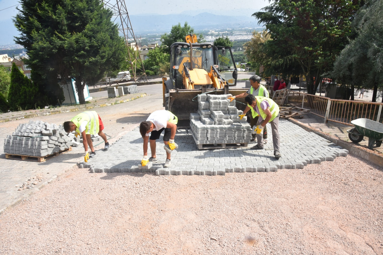 İZMİT BELEDİYESİ, ALİKAHYA'DA YOLLARI YENİLİYOR