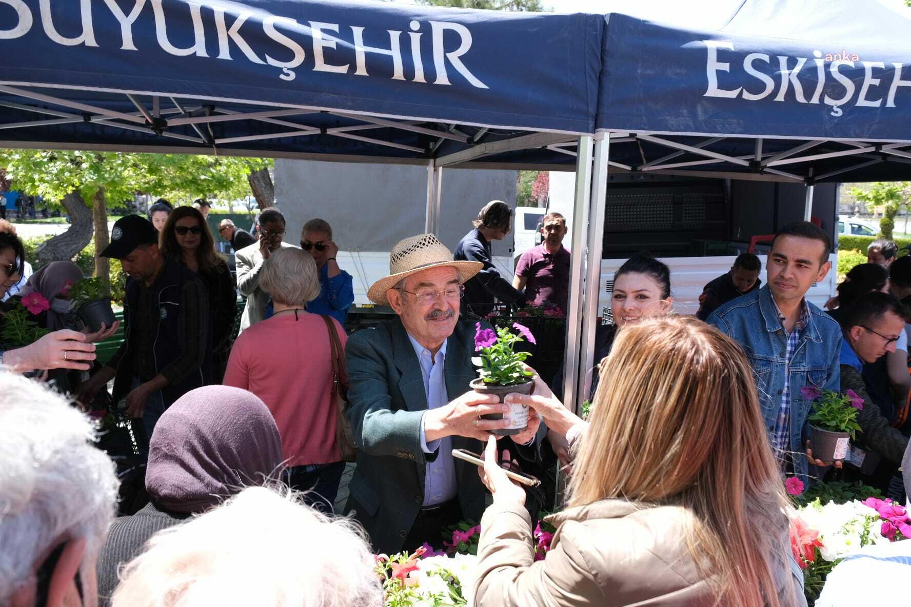 YILMAZ BÜYÜKERŞEN, ANNE VE ANNE ADAYLARININ ANNELER GÜNÜ’NÜ ÇİÇEKLERLE KUTLADI