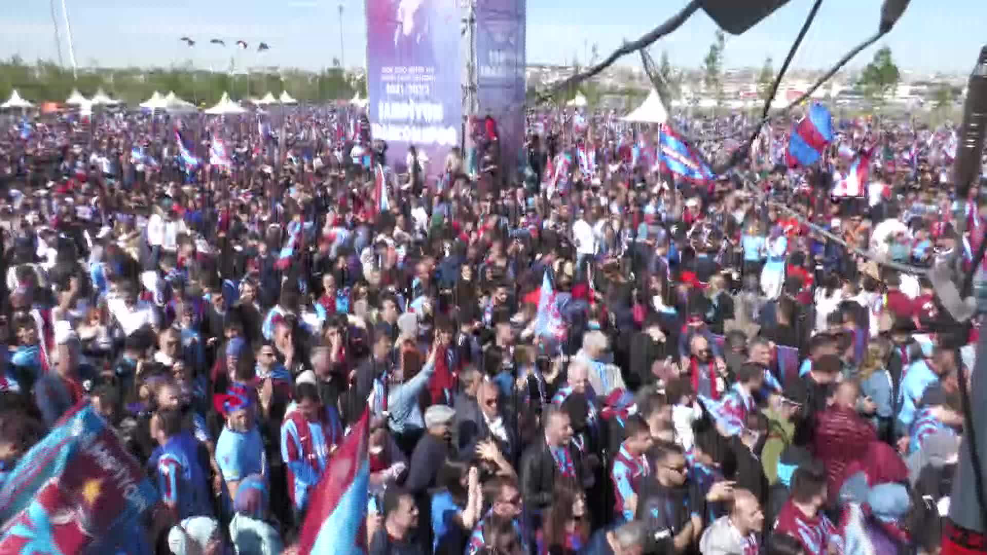 TRABZONSPOR TARAFTARLARI, İSTANBUL’DAKİ ŞAMPİYONLUK KUTLAMASI İÇİN YENİKAPI MİTİNG ALANINI DOLDURMAYA BAŞLADI