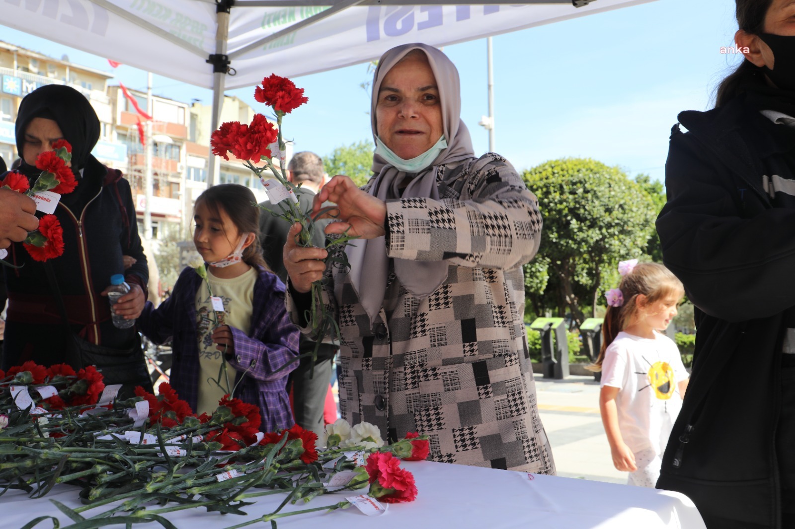 İZMİT BELEDİYESİ ANNELERE KARANFİL HEDİYE ETTİ