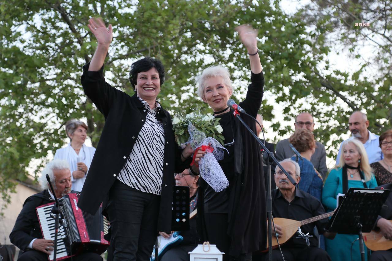 EDREMİT’TE ANNELER GÜNÜ’NE KONSERLİ KUTLAMA