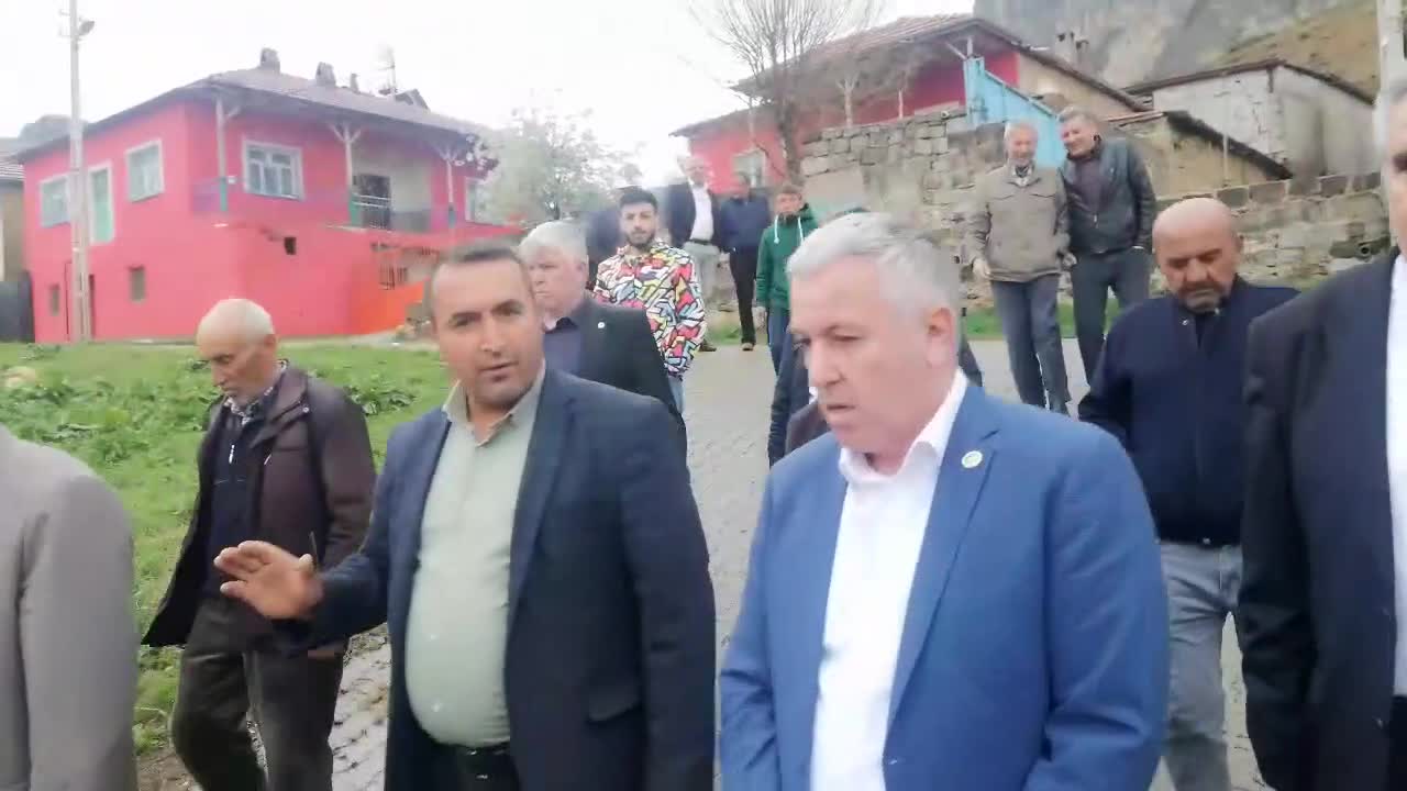 HEYELAN RİSKİ NEDENİYLE EVLERİNDEN ÇIKARILAN KÜÇÜKKÜNYE SAKİNLERİ TEPKİLİ: 13 AYDIR TEK BİR YETKİLİ İLGİLENMEDİ