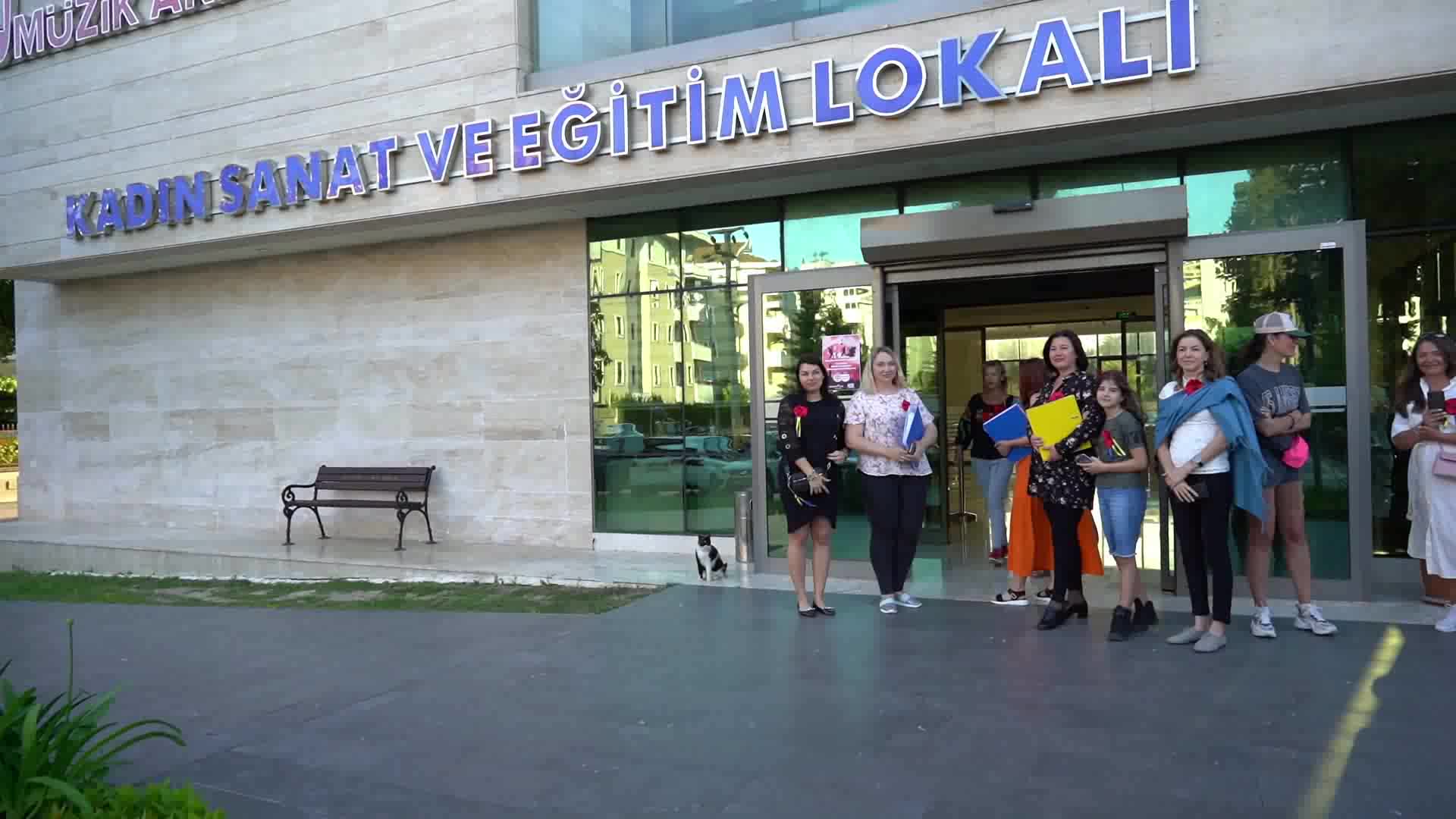 KONYAALTI'NDA UKRAYNALI ÇOCUKLARDAN VEKİLLERİNE ‘ATATÜRK PORTRESİ’ HEDİYESİ