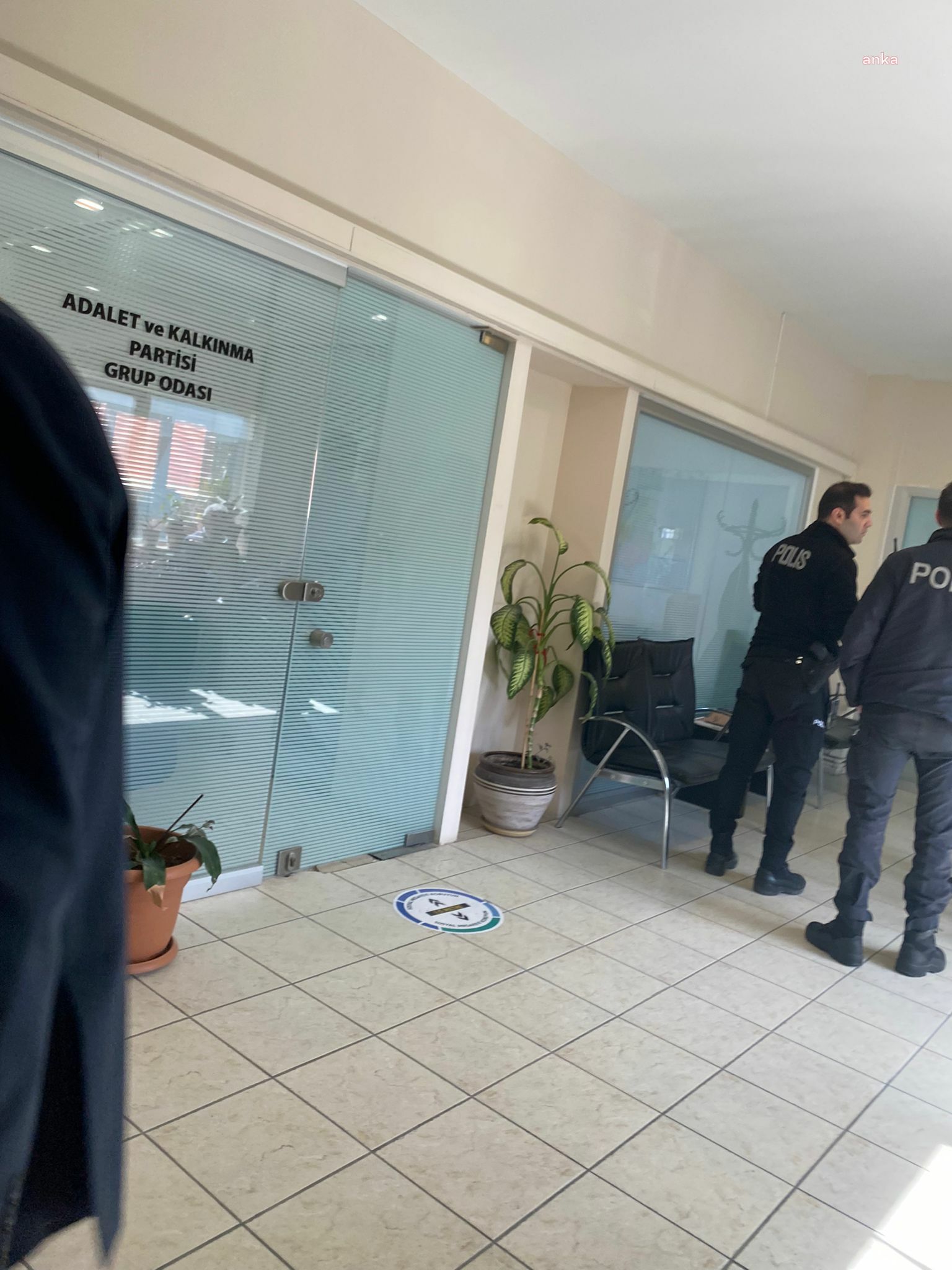 BEYLİKDÜZÜ BELEDİYESİ'NİN AKP’Lİ MECLİS ÜYELERİ ARASINDA YUMRUKLU KAVGA ÇIKTI