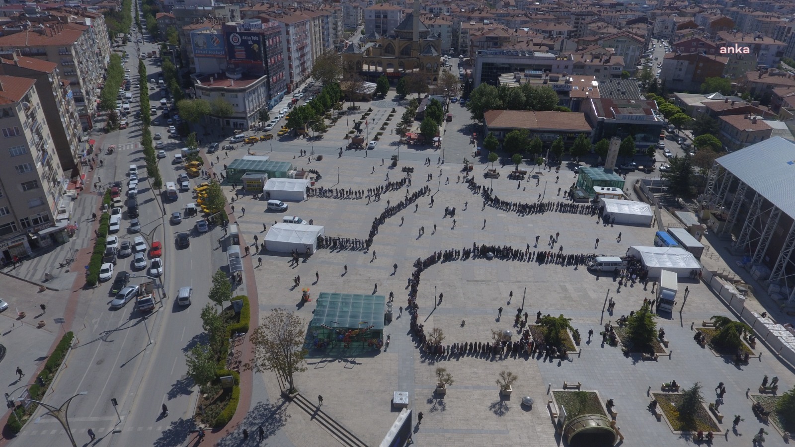 KIRŞEHİR BELEDİYESİ’NİN ÜCRETSİZ FİDE DAĞITIMINA YOĞUN İLGİ