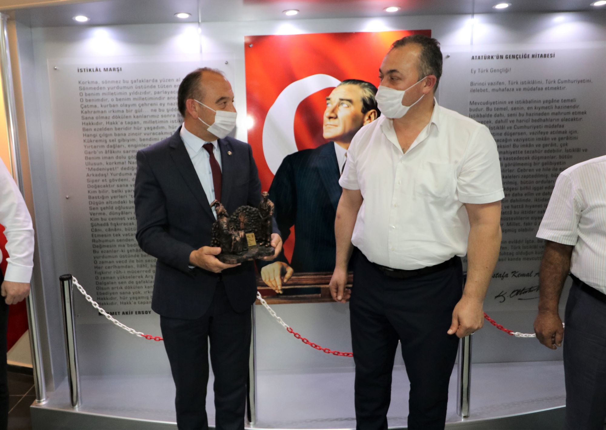 ODA BAŞKANLARINDAN, TURGUTLU BELEDİYE BAŞKANI AKIN'A TEŞEKKÜR HEDİYESİ