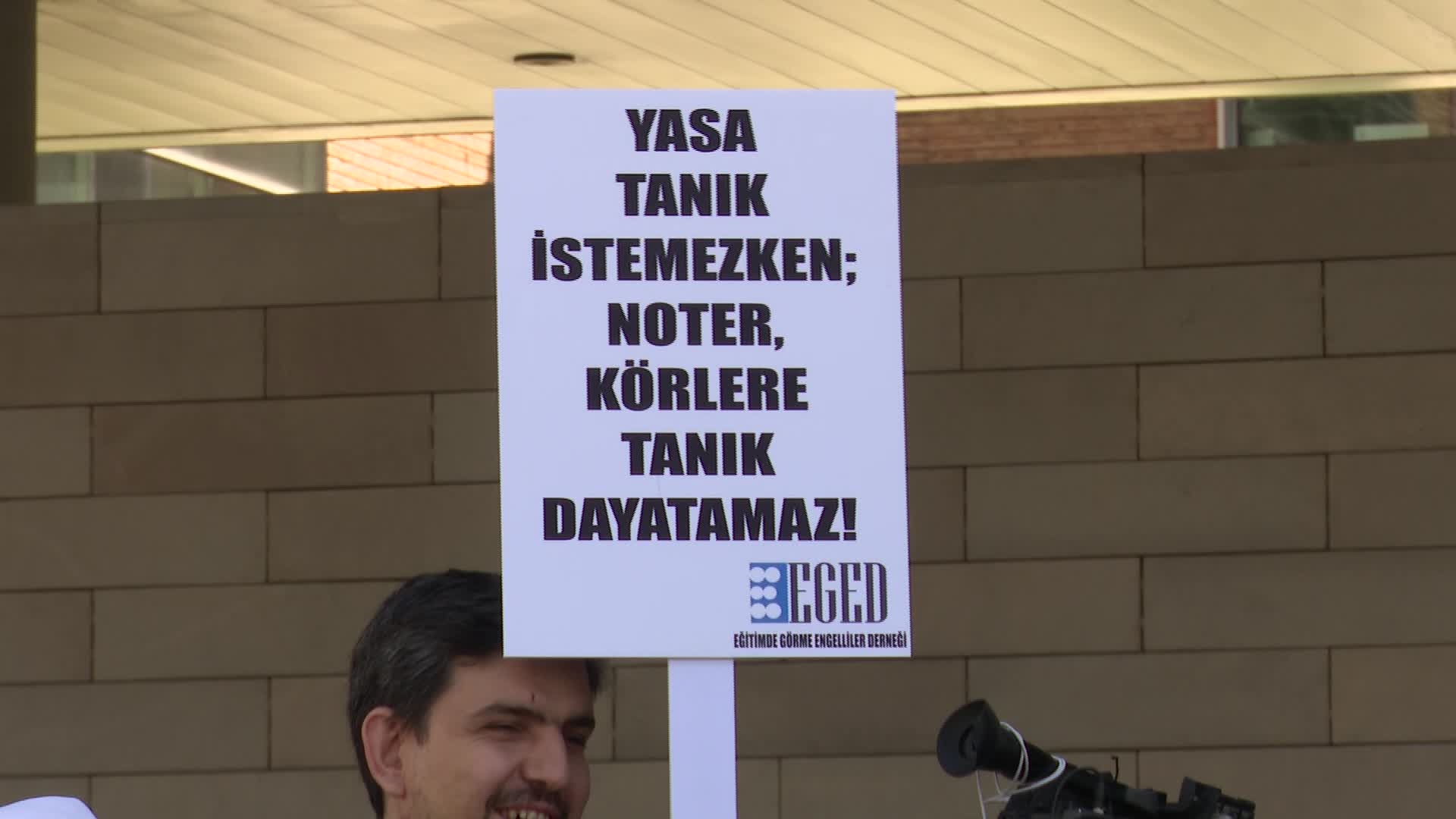 GÖRME ENGELLİLER 'TANIK ŞARTINI' TÜRKİYE NOTERLER BİRLİĞİ ÖNÜNDE PROTESTO ETTİ: “EN HAFİF TABİRLE HADDİNİ BİLMEZLİKTİR”