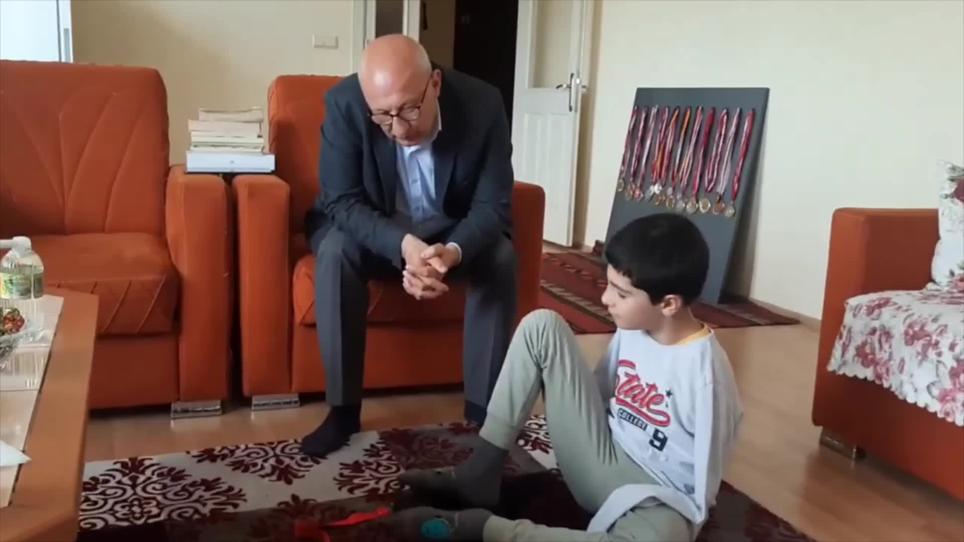 CHP’Lİ ÇAKIRÖZER PARALİMPİK DÜNYA ŞAMPİYONU BARAN ŞİMŞEK’İ ZİYARET ETTİ