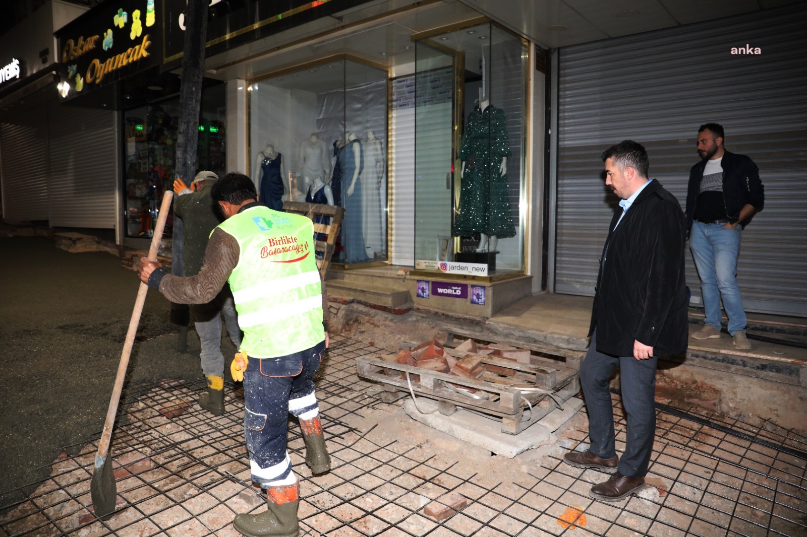 İZMİT FETHİYE CADDESİ’NDE ÜST YAPI ÇALIŞMASI SÜRÜYOR