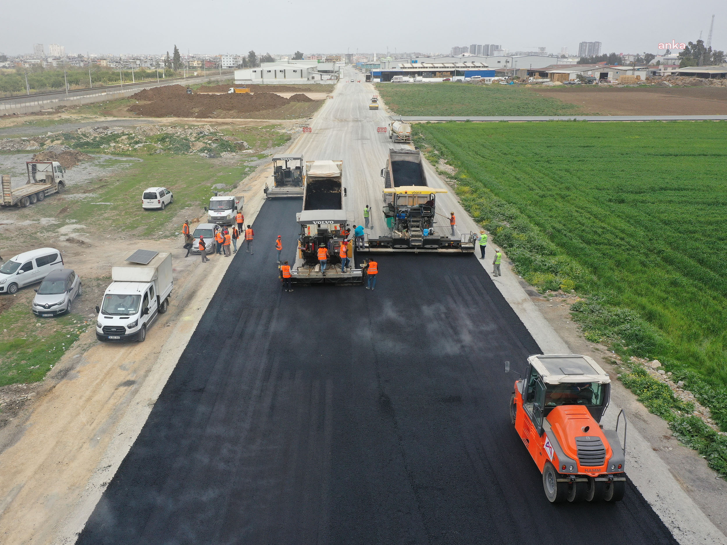 MERSİN BÜYÜKŞEHİR, TİCARİ ALANLARDA YOL YENİLEME ÇALIŞMALARINI SÜRDÜRÜYOR