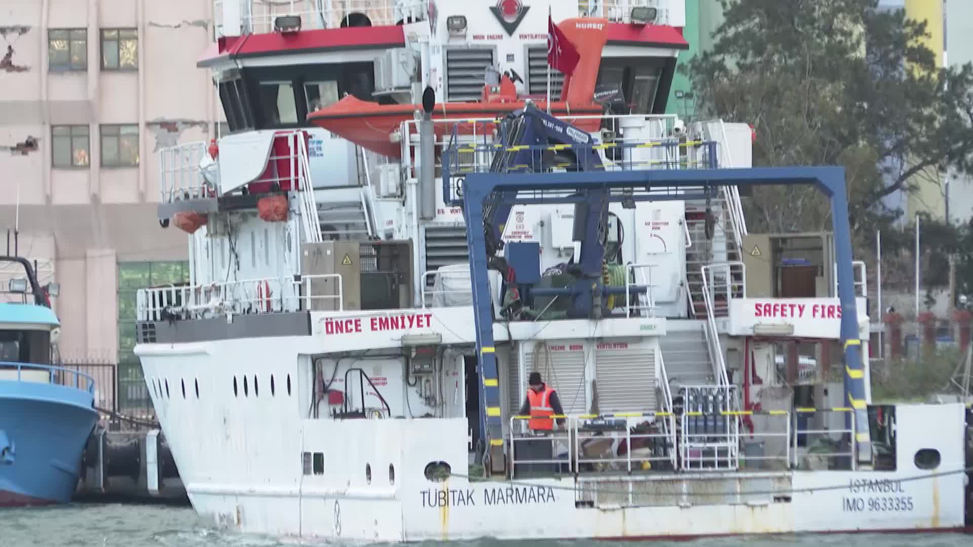 TÜBİTAK MARMARA GEMİSİ, İZMİR KÖRFEZİ'NDEN ÖRNEKLER ALMAYA BAŞLADI