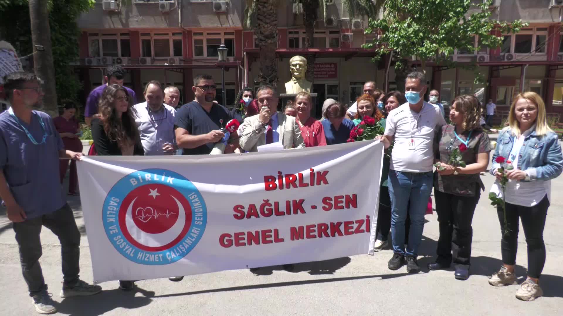 İZMİR'DE HEMŞİRELERE ÇİÇEKLİ KUTLAMA. BİRLİK SAĞLIK-SEN: "15 YIL ÖNCE 3 ASGARİ ÜCRET ALAN HEMŞİRELER BUGÜN ASGARİ ÜCRETE MAHKUM EDİLMİŞTİR"