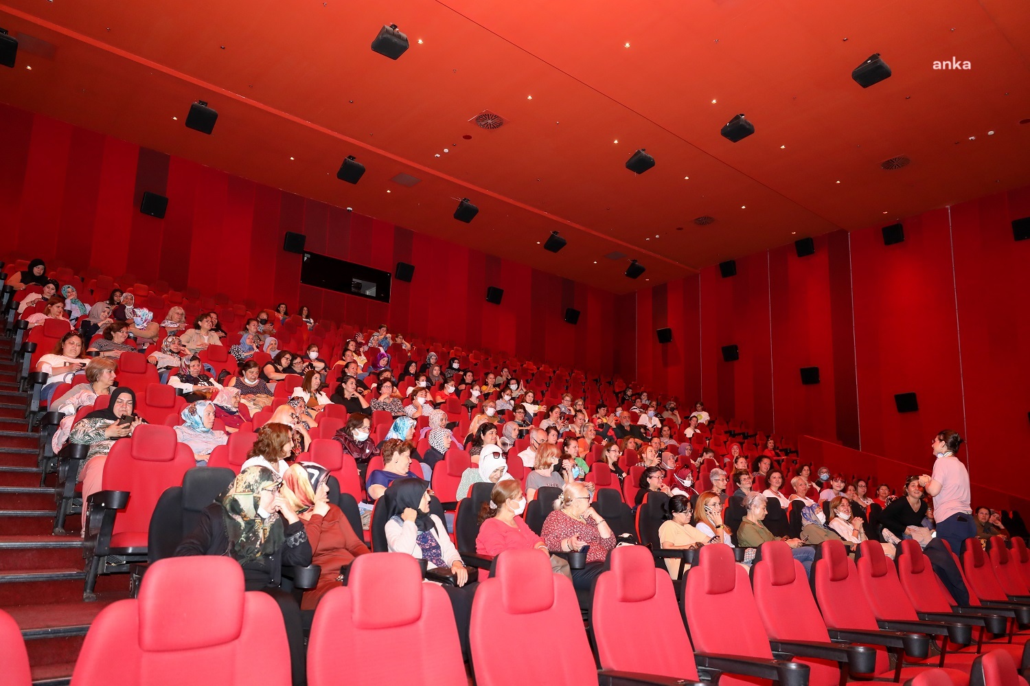 GAZİEMİRLİ 700 KADIN, BERGEN’İ İZLEDİ