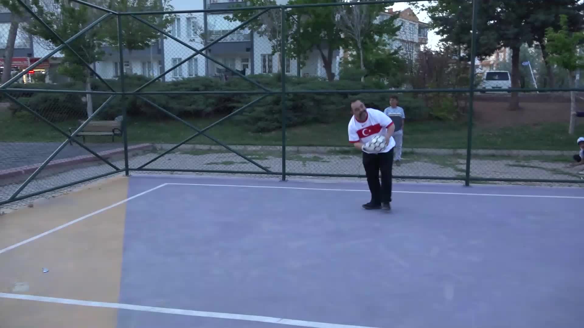 DOWN SENDROMLU MİLLİ SPORCUNUN AİLESİ: "ÇOCUKLARINIZI ENGELLİ OLARAK GÖRMEYİN, DESTEK OLUN"