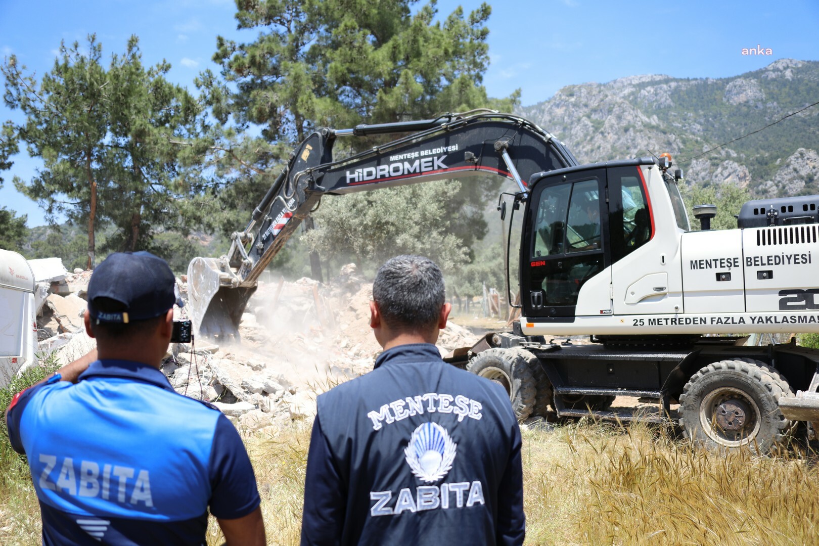 MENTEŞE’DE 15 KAÇAK YAPI VE 5 KAÇAK İSKELENİN YIKIMI YAPILDI