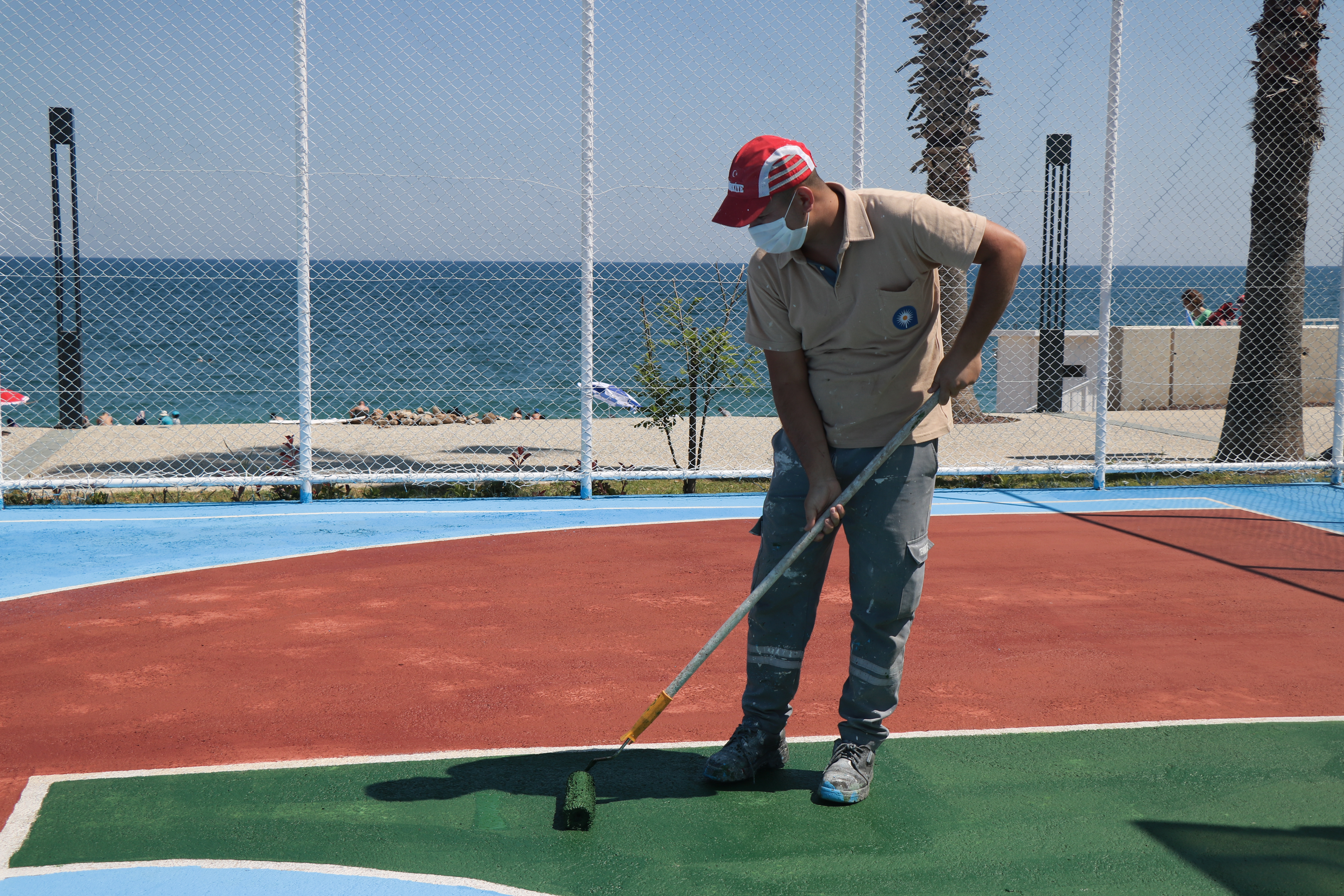 ANTALYA BÜYÜKŞEHİR, AÇIK SPOR ALANLARINI YENİLEDİ